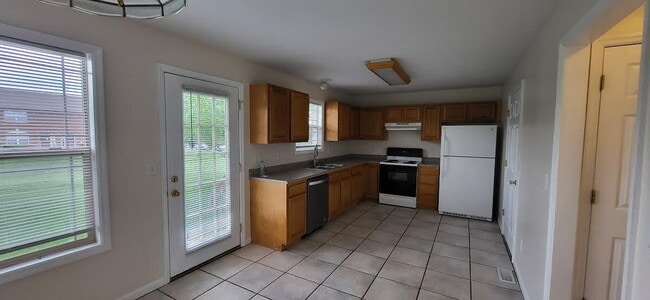 Building Photo - 3 Bed 2.5 Bath Townhome