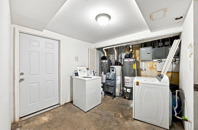 Building Photo - 4930 N Monticello Ave