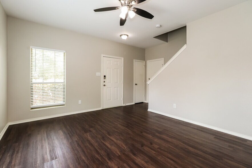 Building Photo - 823 Lovebug Ln