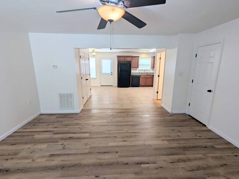 Living room looking toward kitchen - 2237 Spring Meadow Ln SE