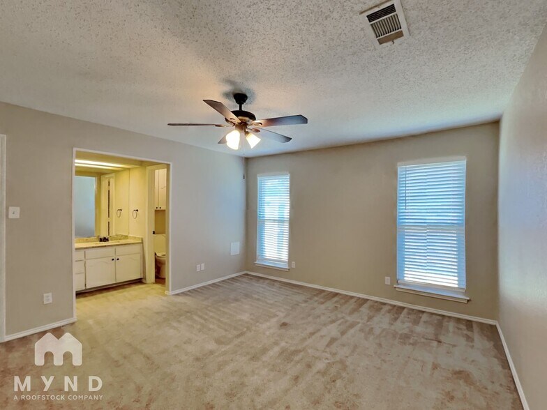 Building Photo - 3528 Park Lake Dr