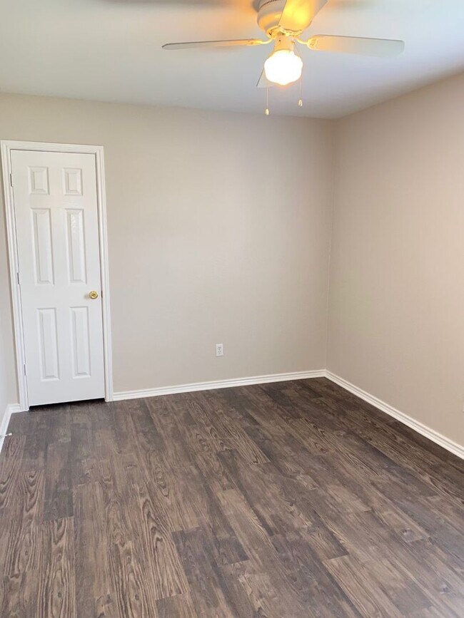 Building Photo - New Braunfels 3 Bedroom Single Story Duplex Available NOW!