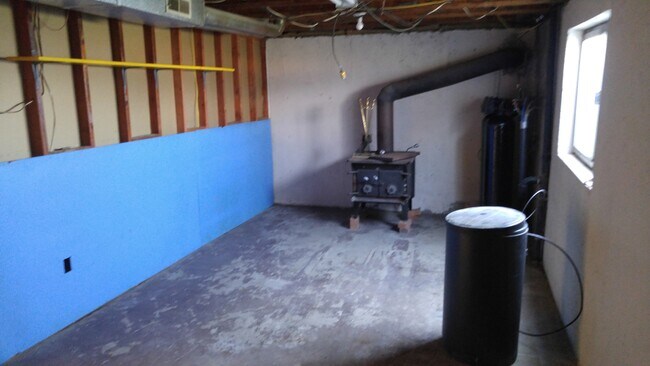 Building Photo - 3 bedroom 1 bath home in south Spanish Fork