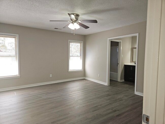 Building Photo - 107 Robinwood Dr