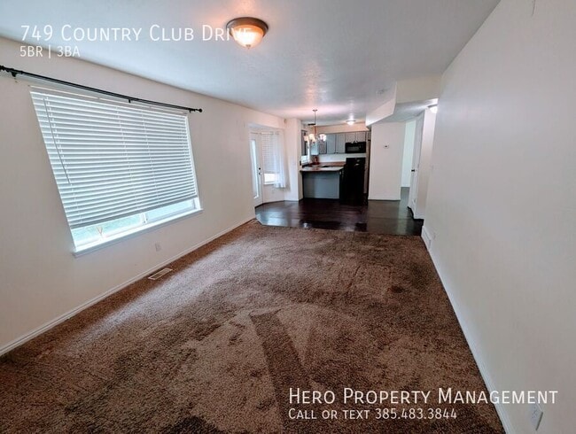 Building Photo - 749 Country Club Dr