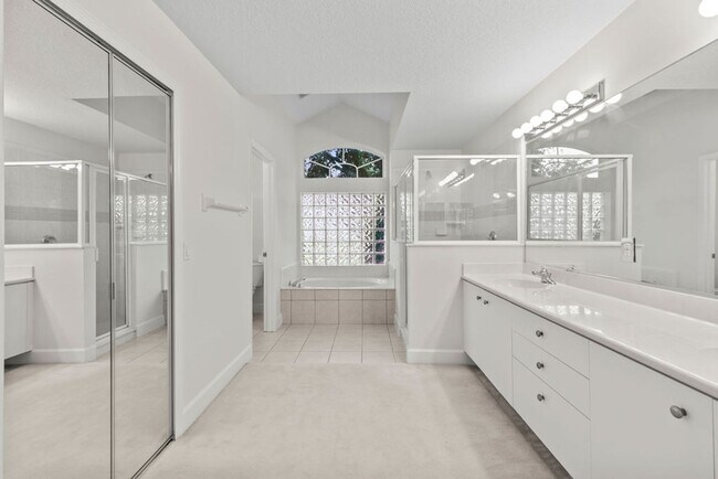 Building Photo - Beautiful Breakaway Trails Pool Home