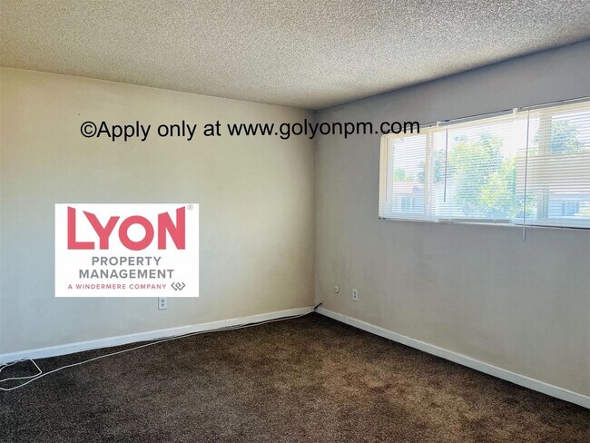 Building Photo - Darling, Spacious 3 bedroom Condo in beaut...