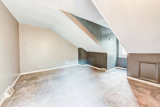 Building Photo - AVAILABLE AUGUST 2026 - Beautiful 3 Bedroom Home w/ OFF-STREET PARKING & Deck!