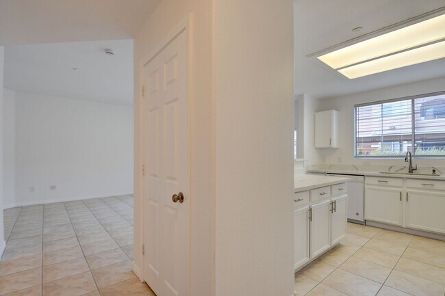 Building Photo - Beautiful 2BR / 2BA Renovated / Modern Con...
