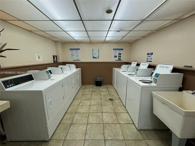 Building Photo - 3720 Inverrary Dr