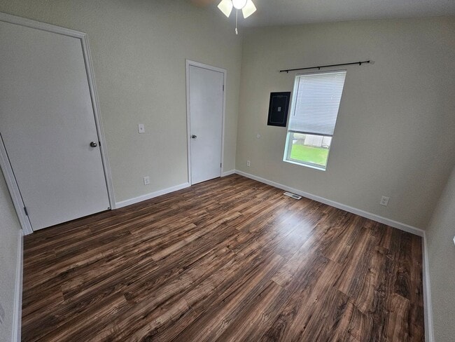 Building Photo - Spacious Home on 5 Acres For Rent!