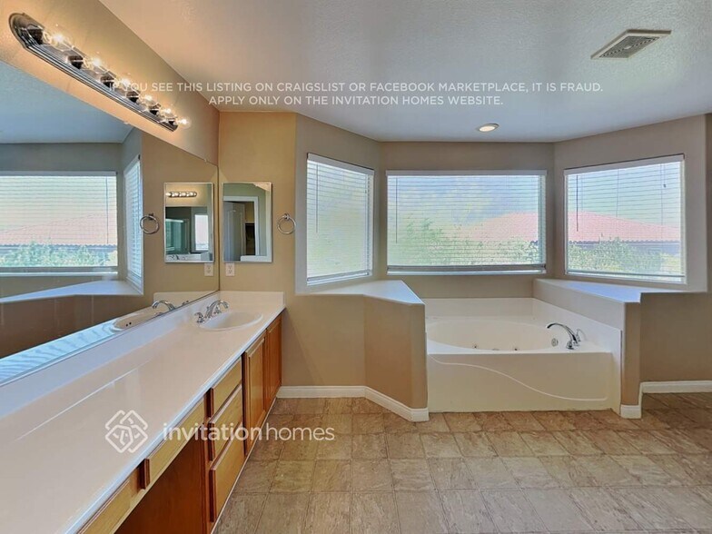Building Photo - 915 Golden Poppy St