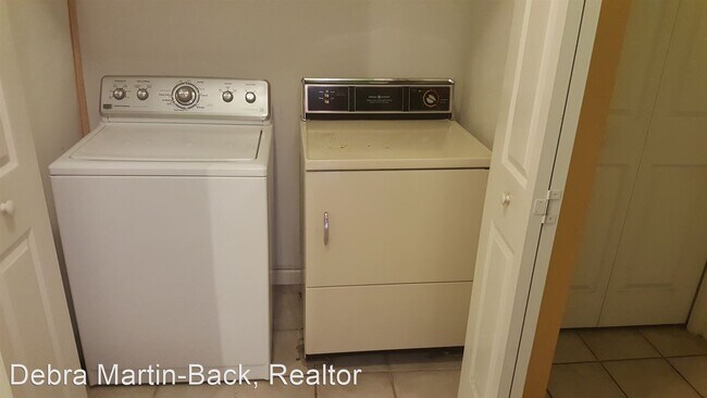 Building Photo - 2 br, 2.5 bath House - 4124 SW 15th Pl