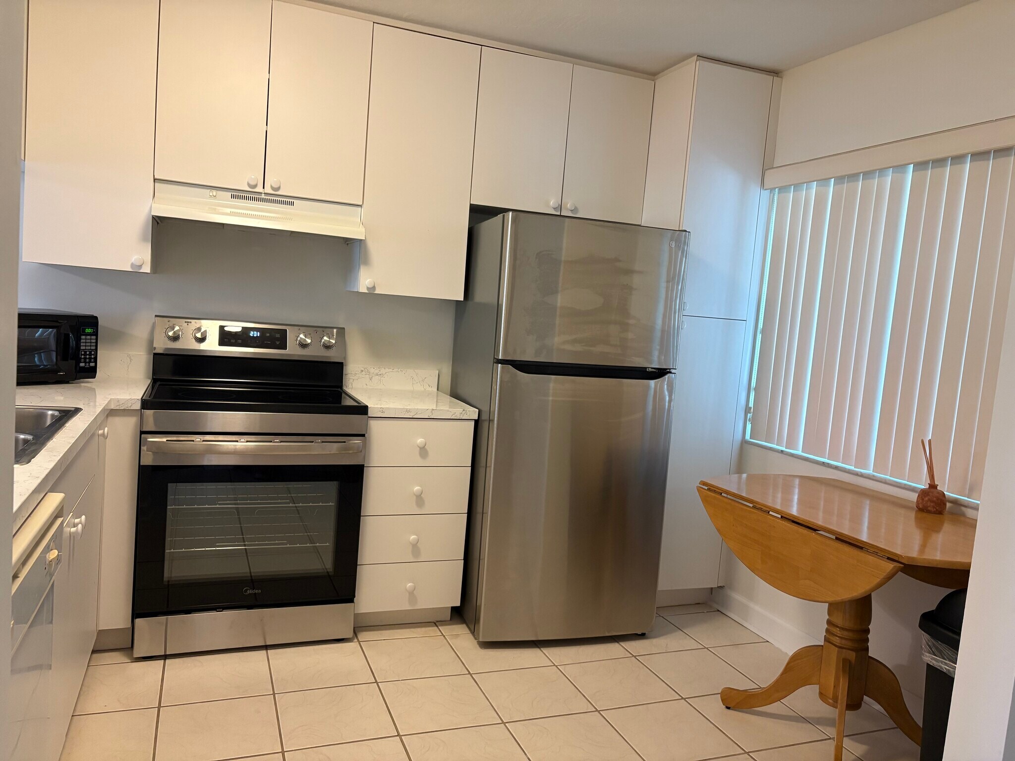 Building Photo - 2124 N Tamiami Trl