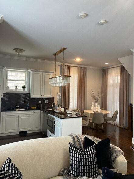 Building Photo - 835 W Bradley Pl