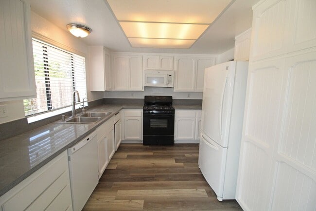 Building Photo - Oxnard | 4 bedroom + 2.5 bathroom Single F...