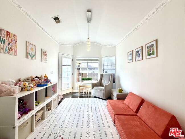 Building Photo - 7764 Fountain Ave