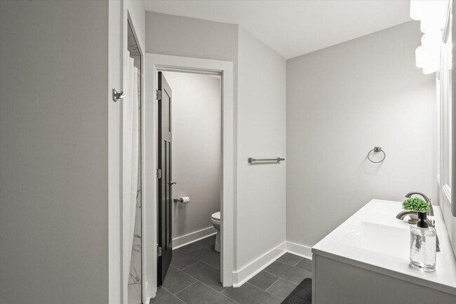 Building Photo - Short Term Only