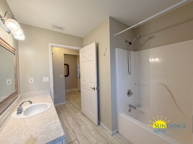 Building Photo - Charming 3 Bedroom Home in Mary Esther near Hurlburt Field!