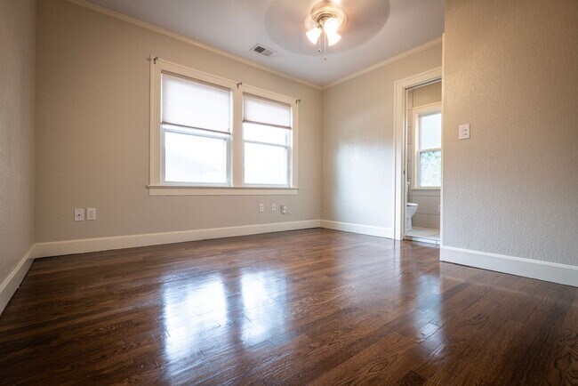 Building Photo - 1105 W 49 St