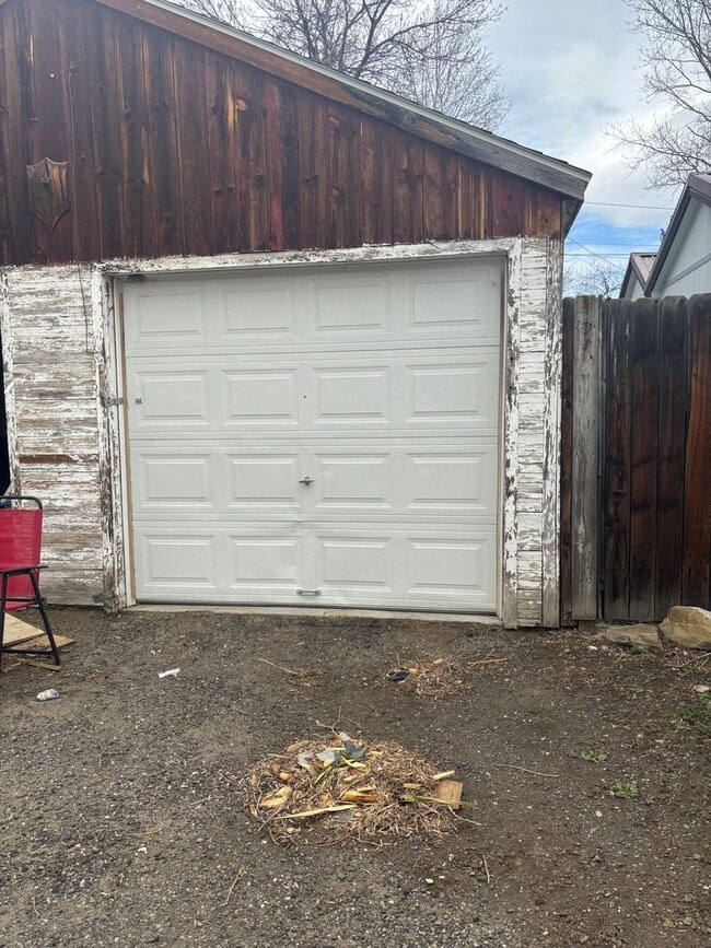 Building Photo - 2923-2925 Poly Dr