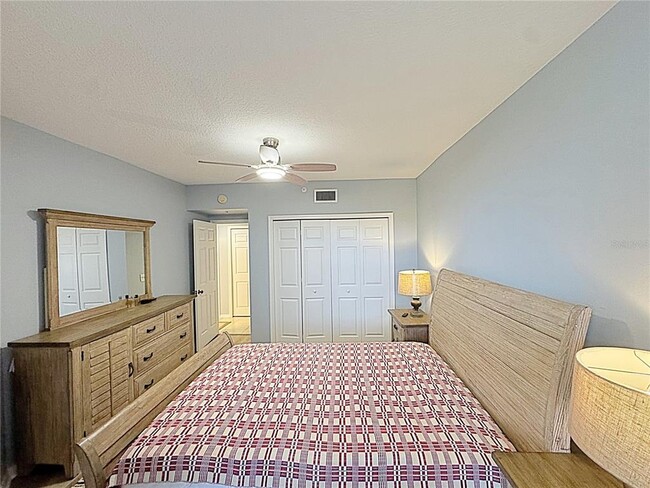 Building Photo - 1200 Country Club Dr