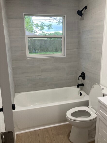 Building Photo - 2627 32nd Ave N