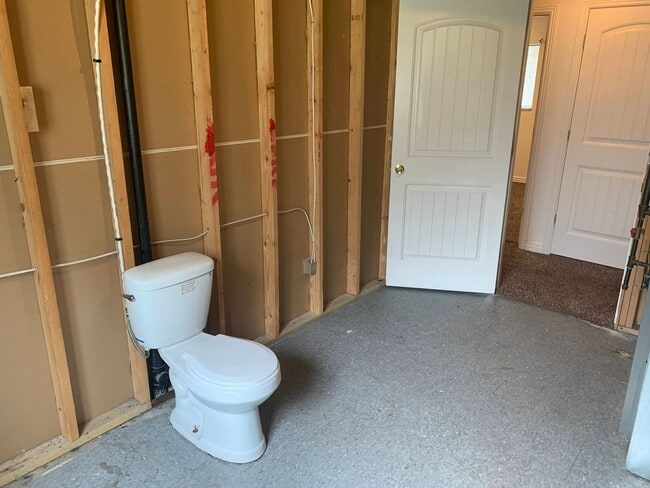 Building Photo - Spacious 5 Bedroom in Roy!