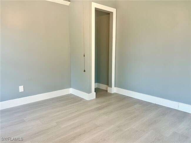 Building Photo - 652 NE 15th Ct