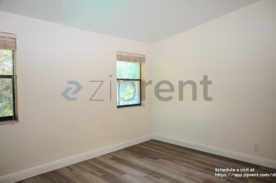 Building Photo - 9761 Riverside Dr