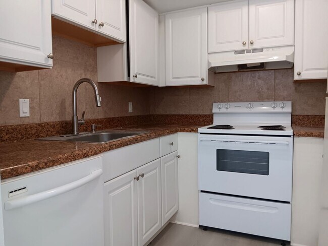 Building Photo - Remodeled apartment, dishwasher, on-site l...