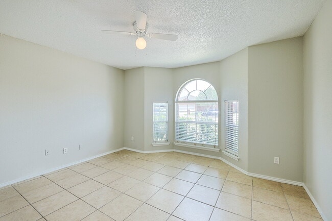 Building Photo - "Spacious 3-Bedroom Haven with 2 Full Baths – 1,592 Sq Ft with Lawn Care Included!"