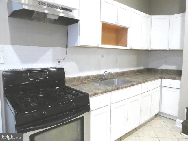 Building Photo - 328 N 52nd St