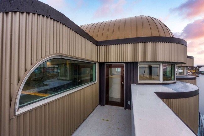 Building Photo - 3307 NE Marine Dr