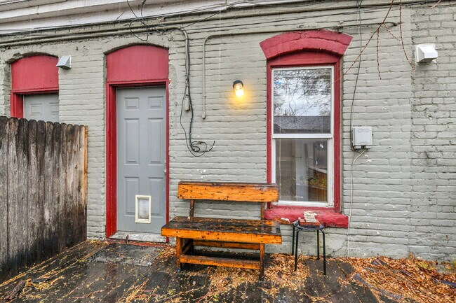 Building Photo - $1,570.00 - 1 Bed,1 Bath, Multiplex in Den...