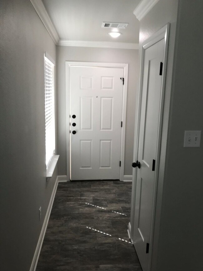 Building Photo - Gorgeous 2 bed/2 bath near Bunny Trail