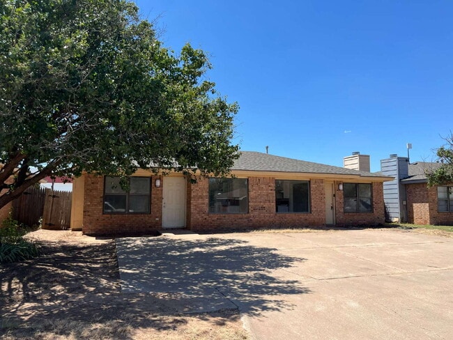 Building Photo - 2 Bedroom Duplex