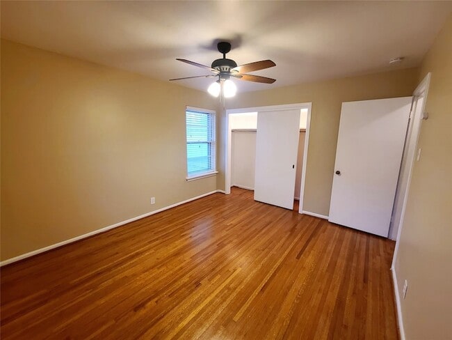Building Photo - 1830 Viewcrest Dr