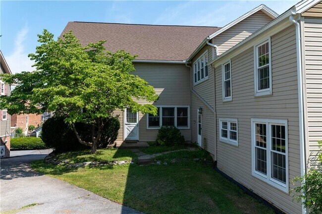 Building Photo - 6350 Robin Ln