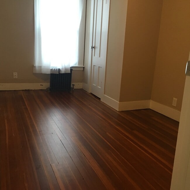 Building Photo - Spacious 3 Bedroom Single-family in Berlin!