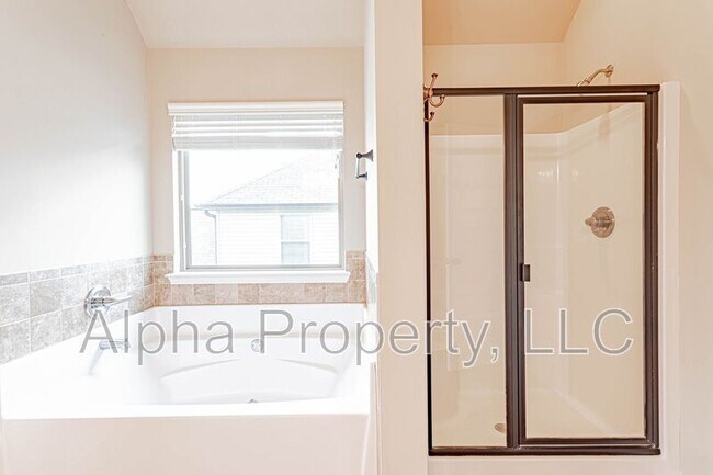 Building Photo - 256 Oak Branch Dr