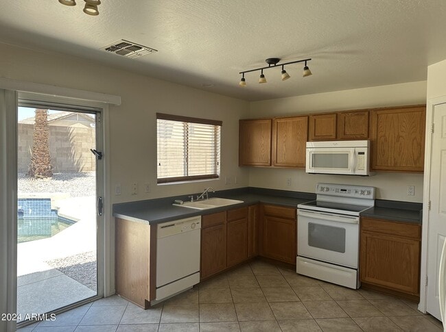 Building Photo - 22814 W Cantilever St