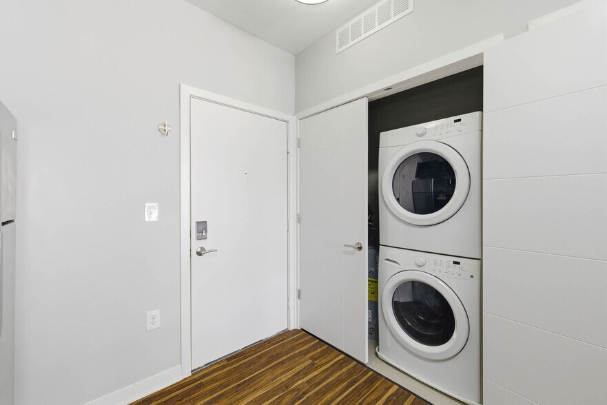 Building Photo - 421 E Market St