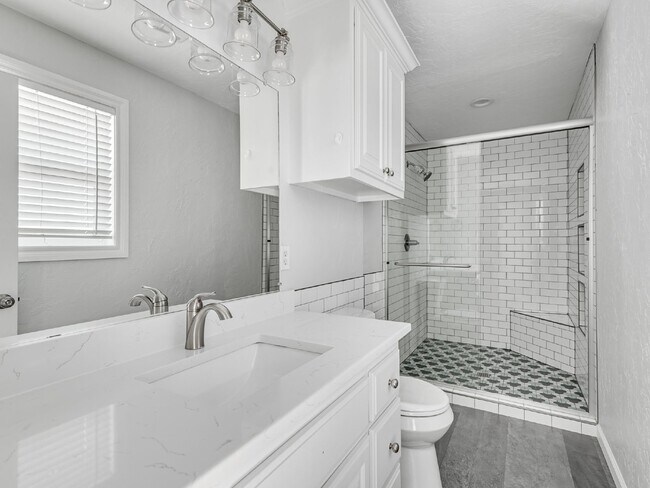 Building Photo - Beautiful Home Just Minutes from the OU Ca...