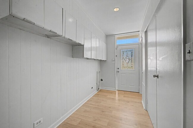 Building Photo - 1008 N Van Buren St