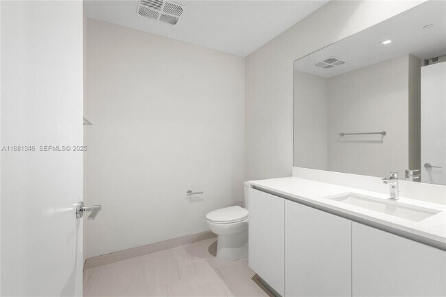 Building Photo - 1116 N Ocean Blvd