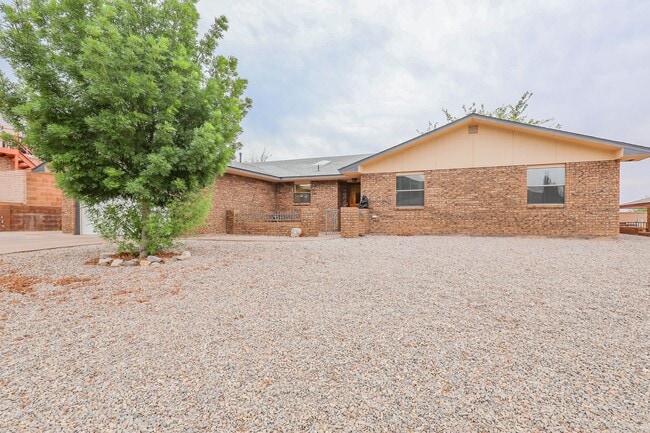 Building Photo - Spacious 3 Bedroom 2 bath with Solar Panels