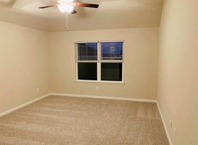 Building Photo - 808 Fallbrook Dr