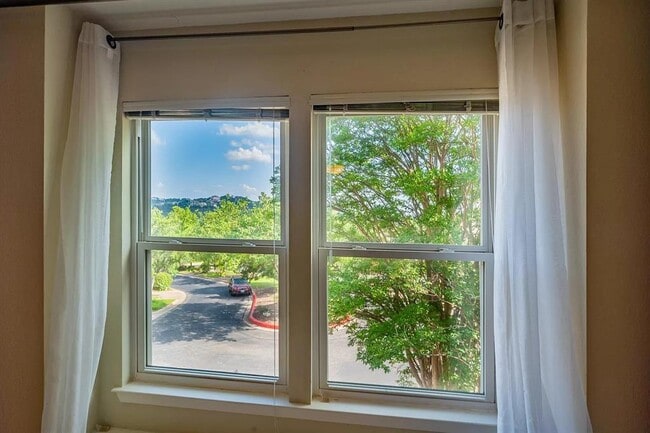 Building Photo - 6616 Mesa Hollow Dr