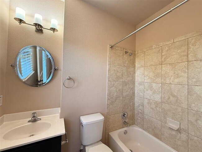 Building Photo - 2021 Simond Ave